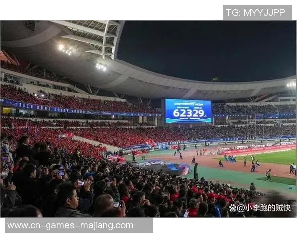 泰州首届苏超夺冠后迅速建设冠军奖杯打卡点吸引众多球迷前来留影