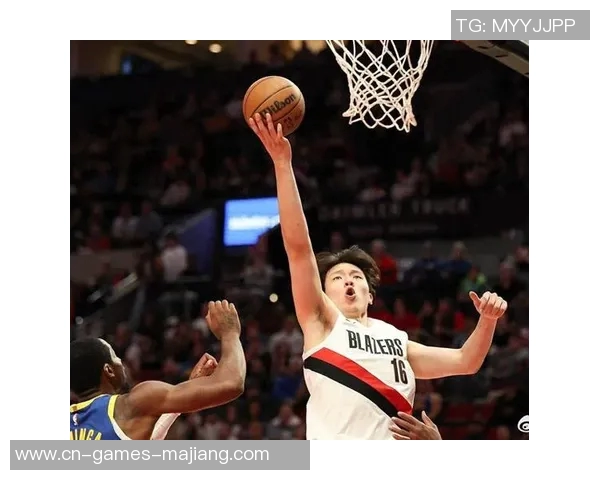 克林根场边指导杨瀚森展现深厚情谊引发媒体热议 克林根场边指导杨瀚森展现深厚情谊引发媒体热议