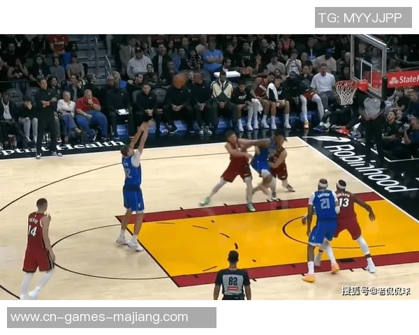 克莱空切未能命中半空篮引发争议疑似遭对手推搡不满摊手抗议