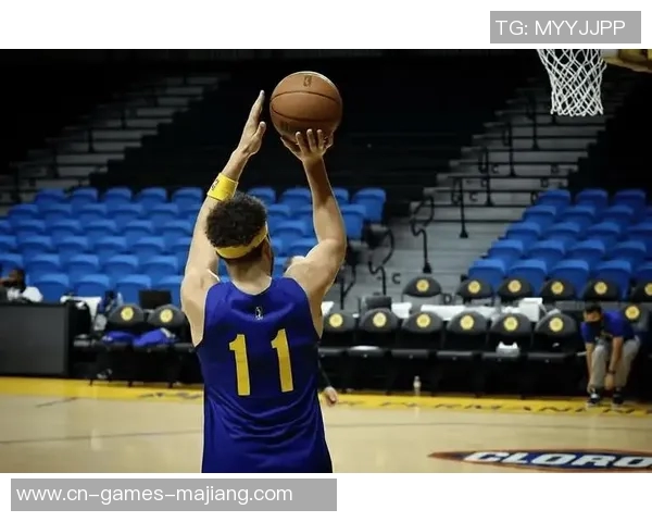 克莱空切未能命中半空篮引发争议疑似遭对手推搡不满摊手抗议